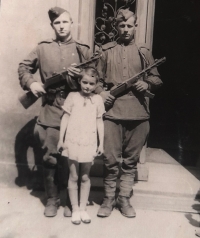 Dagmar s vojáky, květen 1945