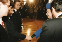 Návštěva anglické královny na pražském magistrátu, královna podává ruku Darině Martinovské