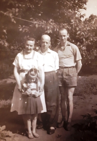 Darina Martinovská s rodiči a bratrem, Žatec, 1953