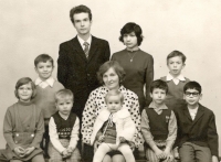 Rodina Davidova. Nahoře v saku Jan David, dole uprostřed v puntíkové halence Božena Davidová. S vlastními dětmi i dětmi v pěstounské péči, 1975