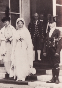 Babička Gabriela opouští Clam-Gallasovský palác ve Vídni před svatbou