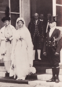 Babička Gabriela opouští Clam-Gallasovský palác ve Vídni před svatbou