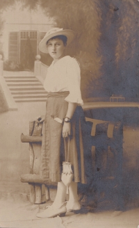 Maminka pamětnice Olga Musilová, rozená Jančová, kolem roku 1910