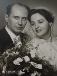 Švagr Marie Stárkové Jaroslav Stárek se po návratu z vězení oženil. Konec 50. let.