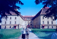 Jan David s manželkou Boženou u zámku v Myslbořicích, 90. léta 20. století