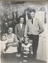 Vánoce, s manželkou, dvěma dětmi a maminkou pamětníka, Jiřetín pod Jedlovou 1959