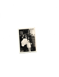 Fotografia z krstu Jána Juráša v Liptovskej Porúbke v roku 1947, na fotke rodina Jurášovcov a Šenšelovcov