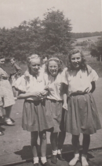 Jarmila Kostecká (vlevo), 1947