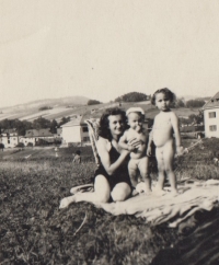 S maminkou a sestrou Martou ve Vsetíně u Bečvy, 1952