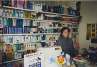 Jaroslava Sedláková ve své drogerii v části Trávníky, Vsetín, 2003