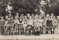 Jaroslava Sedláková (třetí zprava v tmavých šatech) v první třídě základní školy