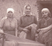Maminka Kateřina, rozená Bürgerová (uprostřed) před přádelnou