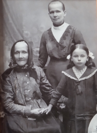Maminka Marie Brdíčková, provdaná Hejtmanská (dívka vpravo), babička a prababička, 1917