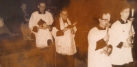 Pavel Kulhánek jako ministrant, vlevo, 50. léta, křtiny