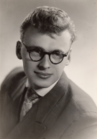 Člen slánského orchestru Jiří Šrůtek, zpěvák a hráč na kontrabas, 1955