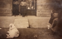 U obchodu Korpášových, 50. léta