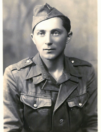 Antonín Ondroušek během dvouměsíčního vojenského cvičení v Libavé asi ve věku 25–26 let 