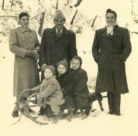 Rodina Antonína Ondrouška, vlevo švagrová Marie Machačová, Komárno, asi 1953–1954