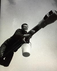 Peter Kulan, natírání tanku na růžovo, Praha, 1991