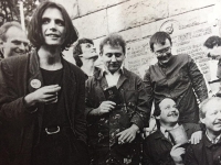 Peter Kulan, natírání tanku na růžovo, Praha, 1991