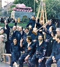 Peter Kulan, natírání tanku na růžovo, Praha, 1991