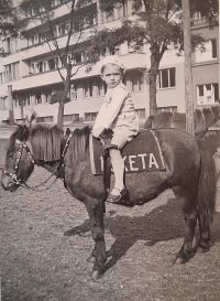 Pavel Kulhánek na koni u Ženských domovů v roce 1935, Praha 5
