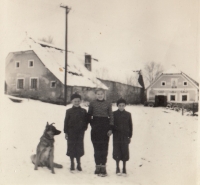 Po roce 1954 v Mezipotočí se sestrou Ernou a bratrem Františkem (vpravo)