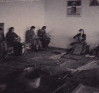 Práce v košíkářské dílně Zadrev, 1952