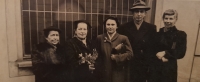 Promoce Pavla Kulhánka v roce 1956, zleva: babička, maminka, sestřenice, Pavel, jeho žena Eva