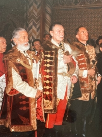 Otec (vlevo) na zádušní mši za rakousko-uherskou císařovnu a královnu Zitu, vedle otce hrabata Karl Pallavicini a Adam Batthyány; Budapešť, 1989