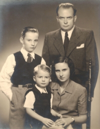 Rodina Davidova. Nahoře vlevo Janův bratr Jiří, vedle otec Jiří. Dole na klíně matky Heřmy Jan David, 1945