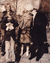 Eva Bělková s manželem Antonínem a dětmi Barborou a Martinem, 70. léta