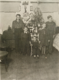 With his siblings at Christmas in the Ore Mountains, after 1949