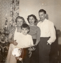 Čestmír Šikola (v popředí) s babičkou a rodiči v Břasech, 1956 