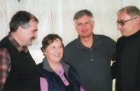 Synové výsadkářů ze skupiny Clay (zleva Čestmír Šikola ml., Michal Štokman a Antonín Bartoš ml.) spolu s Bohunkou Kouřilovou, jejíž matka pomáhala výsadkářům 