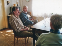Čestmír Šikola ml. se svým otcem v domě na Malé Skále, 80. léta 