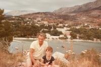 Čestmír Šikola st. se svým vnukem na dovolené v Jugoslávii, 1985 