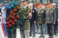 Čestmír Šikola st. (druhý zprava v druhé řadě) při pietním aktu v Chrámu sv. Cyrila a Metoděje v Praze, 90. léta 