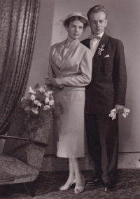 Novomanželé Eva a Antonín Bělkovi, 1958