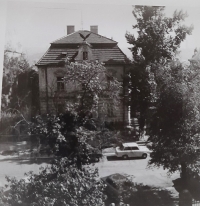 Výhled z okna domu, kde bydleli Domorázkovi za války
