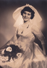 Věra Houšková, nevěsta