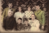 Rodina Mariana Visterniceana – zprava doleva: matka Jevgenija, Marian, jeho bratr Pavel, otec Leon, bratr Nikolaj a jeho manželka Ludmila, sestra Jelena a bratr Vasilij