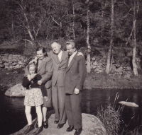 Zprava: manžel Antonín, rodiče Bedřich a Hedvika, sestra Hana. 50. léta