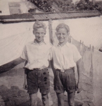 Bratr Bedřich s kamarádem, přelom 40. a 50. let