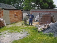 Svatopluk Haugwitz při stavbě domu v roce 2013