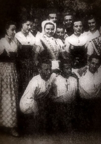 Hilda Bartáková v lužickosrbském kroji (uprostřed)