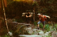 Horská služba v Jizerských horách – stavění odpočívadel, pamětník na fotografii vlevo