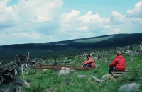 Horská služba v Jizerských horách – stavění žebříků a zábradlí na skalních vyhlídkách