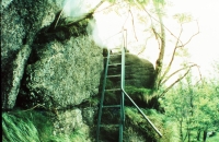 Horská služba v Jizerských horách – stavění žebříků a zábradlí na skalních vyhlídkách