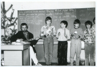 Karel Šimon Hlavatý with his pupils in Radostín, the 80s